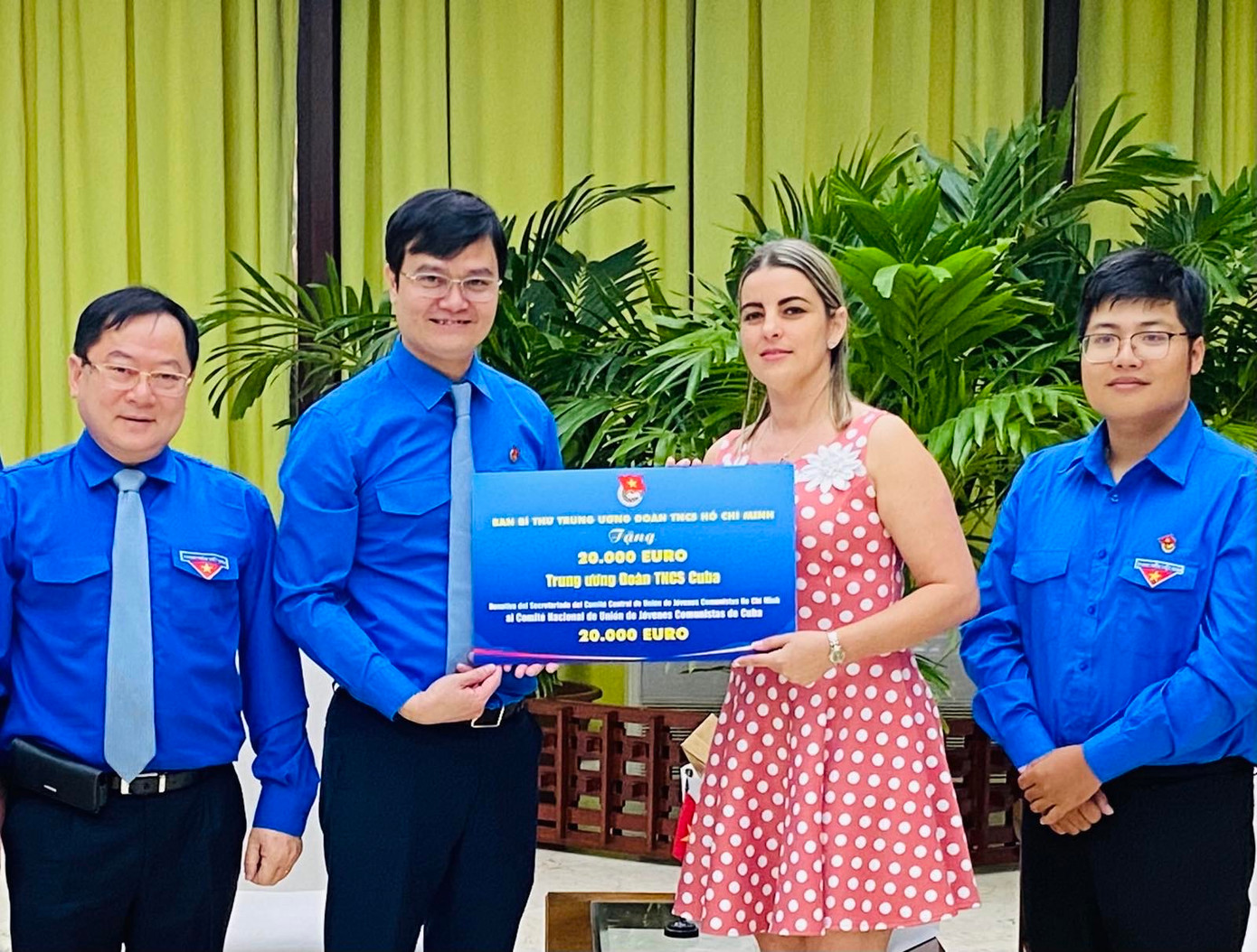 T.Ư Đoàn TNCS Hồ Chí Minh tặng bạn 20.000 EURO để hỗ trợ cho các hoạt động của T.Ư Đoàn bạn và cơ sở Đoàn bạn ở làng Bến Tre, các trường Hồ Chí Minh, Võ Thị Thắng, Nguyễn Văn Trỗi - những đơn vị mang tên Việt Nam ở Cuba. T.Ư Đoàn TNCS Hồ Chí Minh tặng bạn 20.000 EURO để hỗ trợ cho các hoạt động của T.Ư Đoàn bạn và cơ sở Đoàn bạn ở làng Bến Tre, các trường Hồ Chí Minh, Võ Thị Thắng, Nguyễn Văn Trỗi - những đơn vị mang tên Việt Nam ở Cuba.