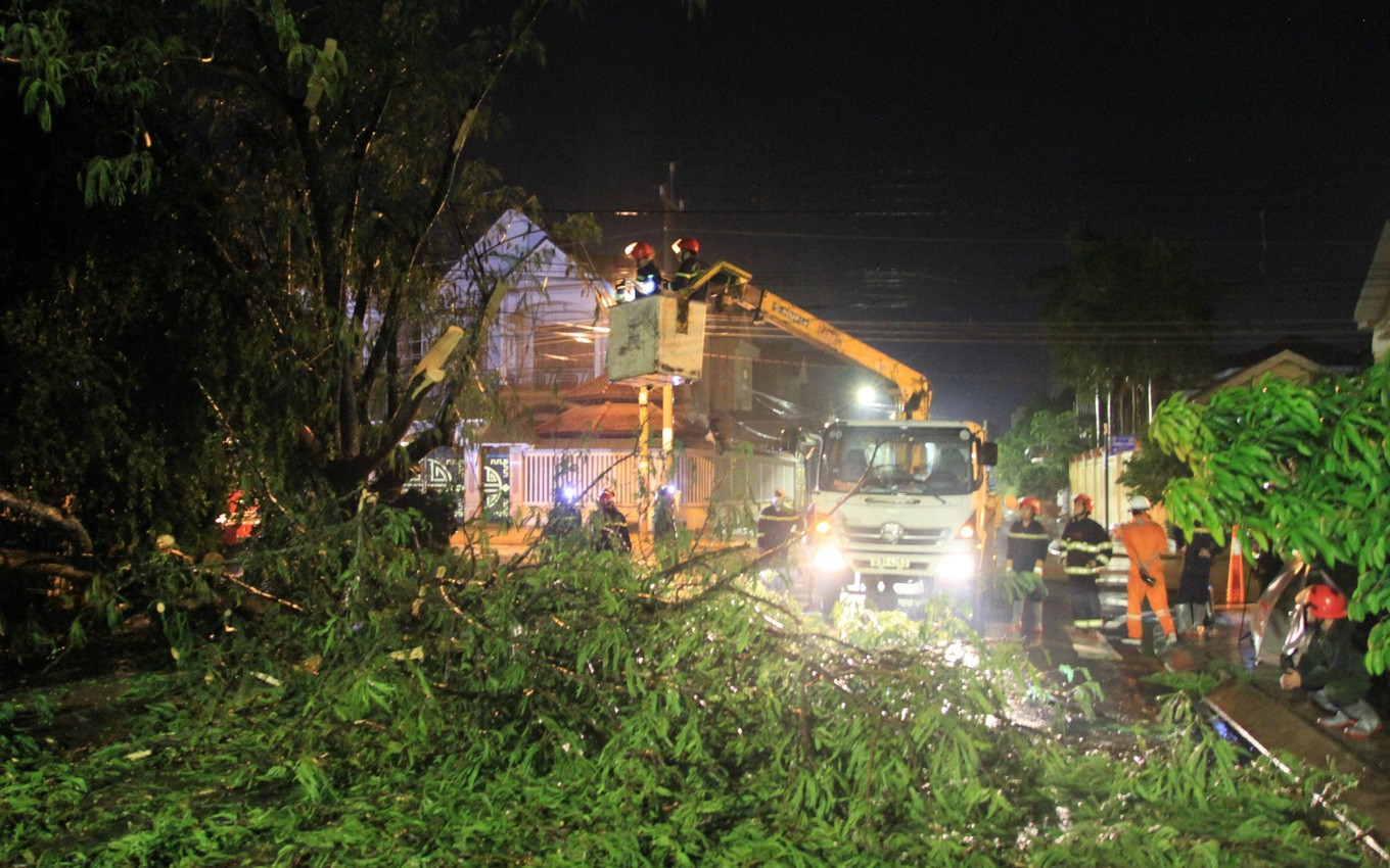 Các chiến sĩ công an phối hợp cùng điện lực cắt tỉa cành cây bị gãy (Ảnh: V.T.). Các chiến sĩ công an phối hợp cùng điện lực cắt tỉa cành cây bị gãy (Ảnh: V.T.).