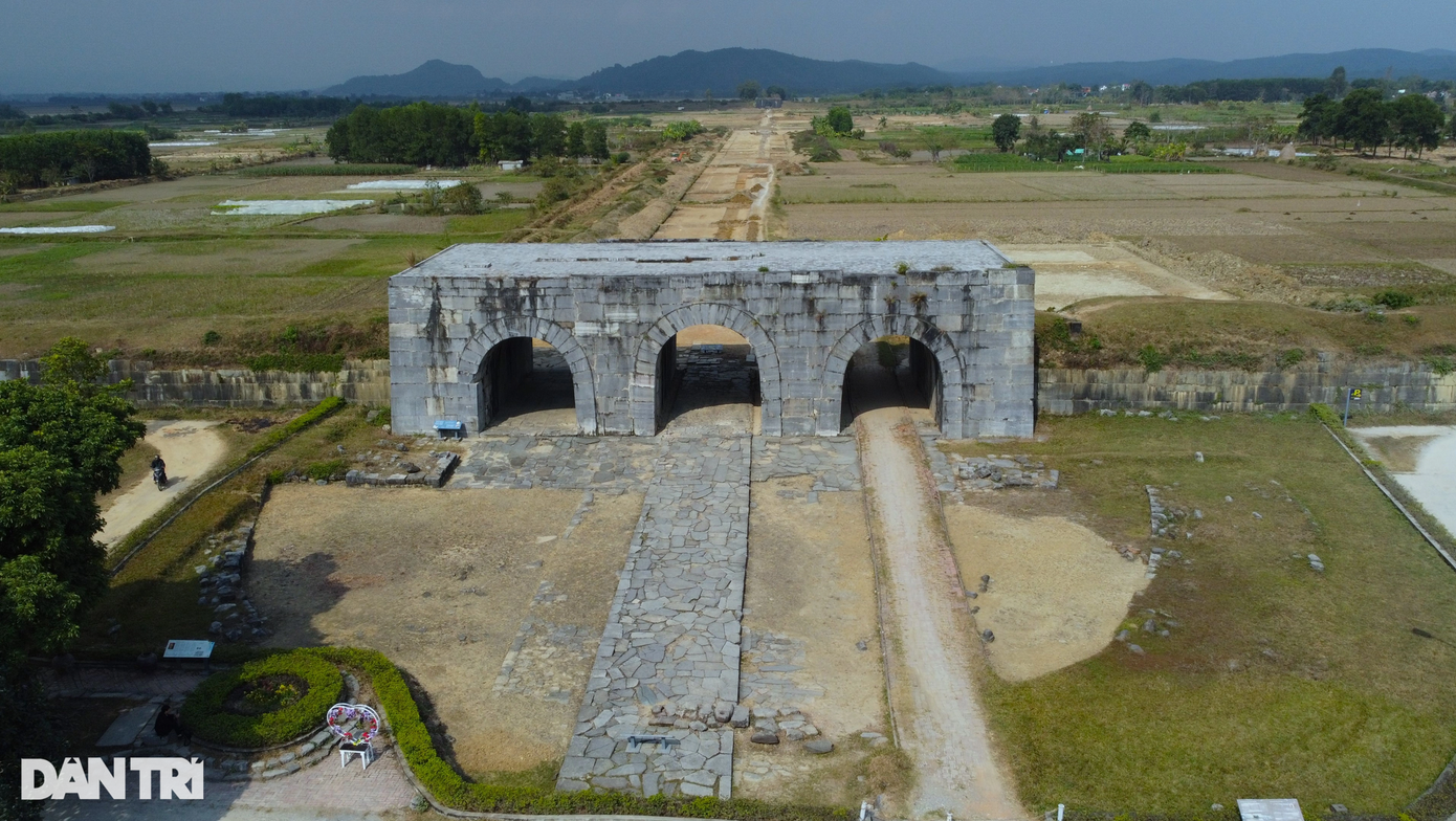 Thành nhà Hồ (còn gọi là thành Tây Đô, An Tôn, Tây Kinh, hay Tây Giai), là kinh đô nước Đại Ngu (quốc hiệu Việt Nam thời nhà Hồ), nằm trên địa phận hai xã Vĩnh Tiến và Vĩnh Long, huyện Vĩnh Lộc, Thanh Hóa. Đây là tòa thành kiên cố với kiến trúc độc đáo bằng đá, có quy mô lớn, độc nhất vô nhị tại Việt Nam và là một trong rất ít những thành lũy bằng đá còn lại trên thế giới. Thành được Hồ Quý Ly cho xây dựng vào năm 1397. Trải qua hơn 600 năm tồn tại, hầu hết công trình kiến trúc khu vực nội thành đã bị phá hủy.