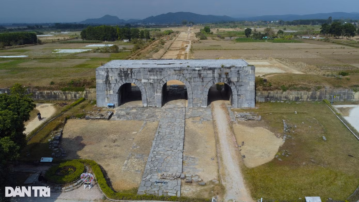 Thành nhà Hồ (còn gọi là thành Tây Đô, An Tôn, Tây Kinh, hay Tây Giai), là kinh đô nước Đại Ngu (quốc hiệu Việt Nam thời nhà Hồ), nằm trên địa phận hai xã Vĩnh Tiến và Vĩnh Long, huyện Vĩnh Lộc, Thanh Hóa. Đây là tòa thành kiên cố với kiến trúc độc đáo bằng đá, có quy mô lớn, độc nhất vô nhị tại Việt Nam và là một trong rất ít những thành lũy bằng đá còn lại trên thế giới. Thành được Hồ Quý Ly cho xây dựng vào năm 1397. Trải qua hơn 600 năm tồn tại, hầu hết công trình kiến trúc khu vực nội thành đã bị phá hủy.