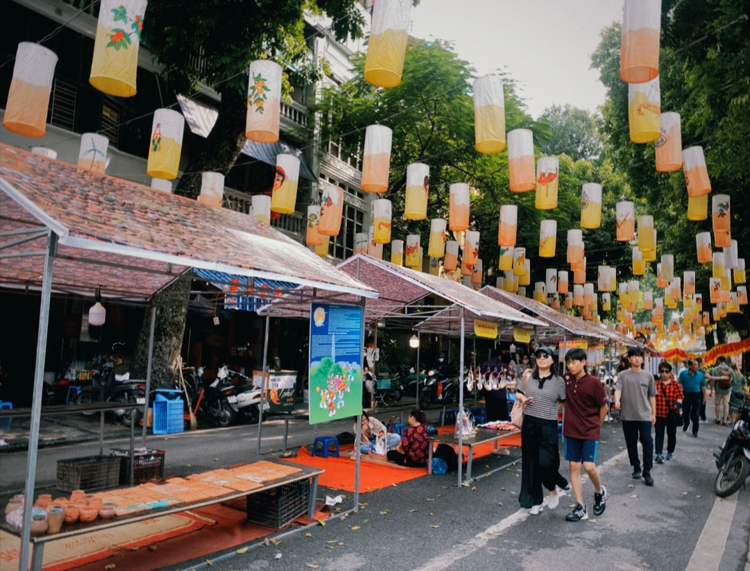 Là con phố được nối thông với chợ Đồng Xuân và phố đi bộ Hồ Gươm nên lúc nào phố bích hoạ Phùng Hưng cũng nhộn nhịp, là điểm đến của du khách trong và ngoài nước.