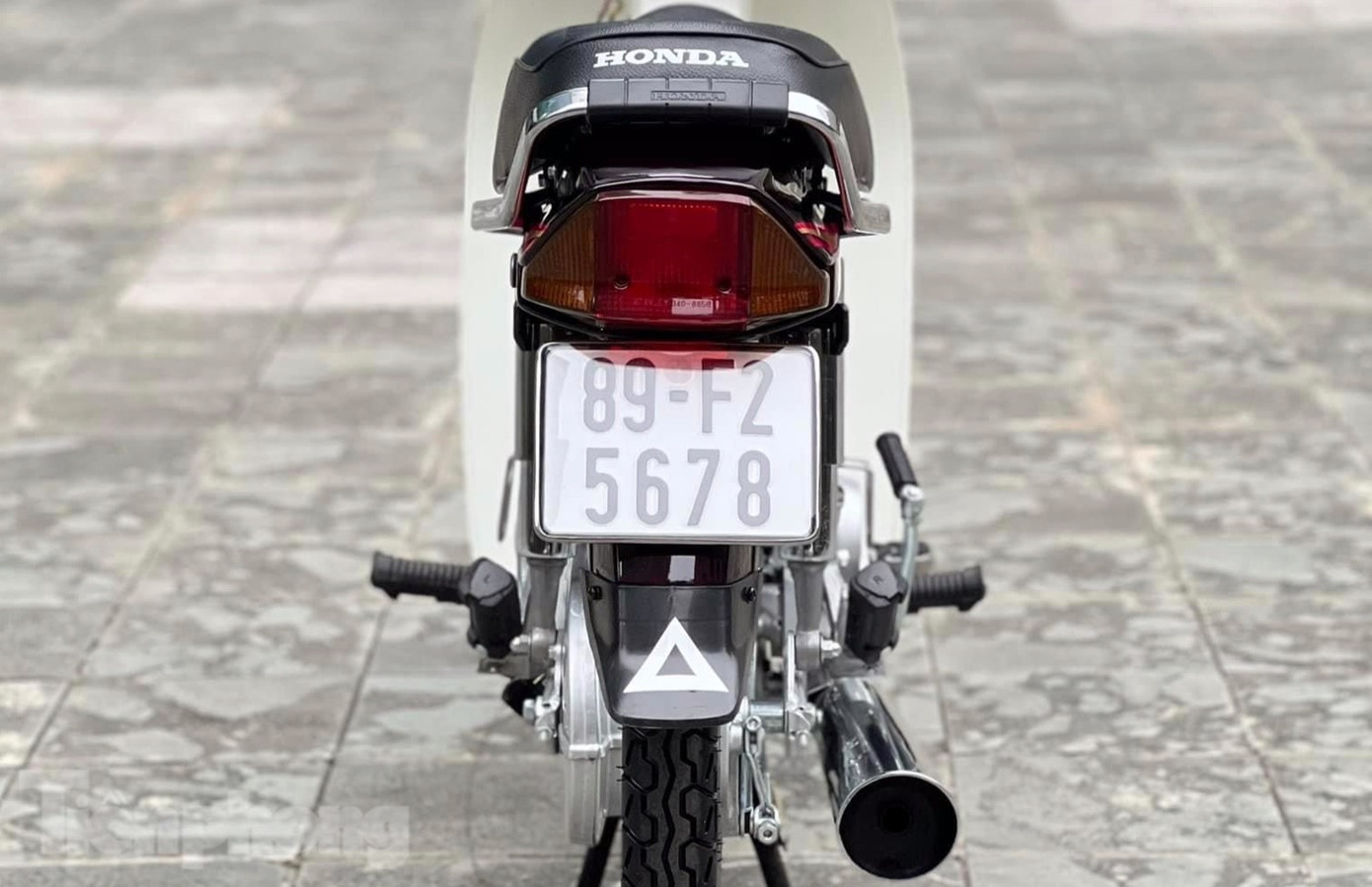 Cận cảnh biển số sảnh tiến.