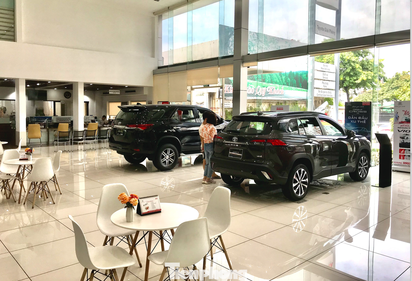 Lượng khách hàng đến xem xe ít ỏi tại một đại lý Toyota. Lượng khách hàng đến xem xe ít ỏi tại một đại lý Toyota.