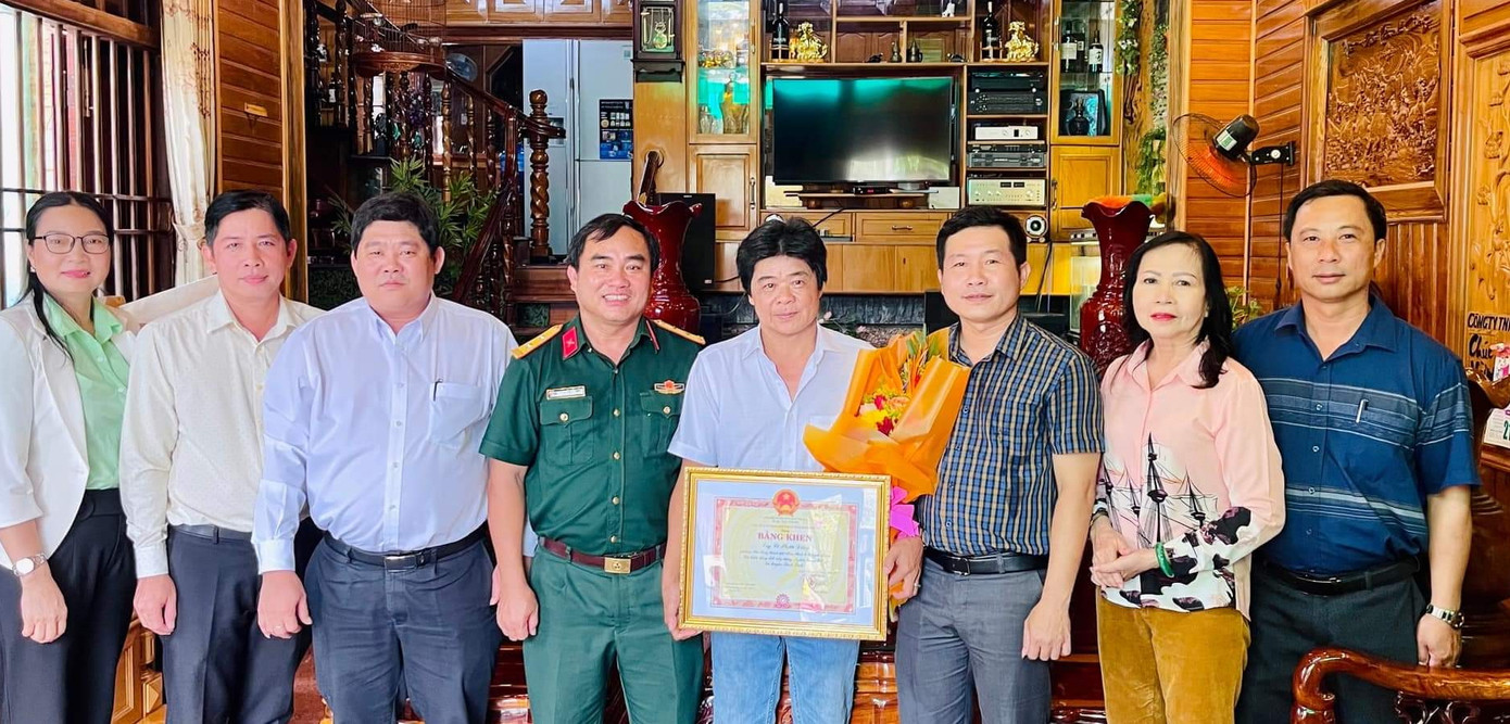Các cơ quan chức năng tại buổi trao bằng khen cho gia đình ông Lê Phước Dũng. Ảnh: Ông Giáp Hà Bắc cung cấp.