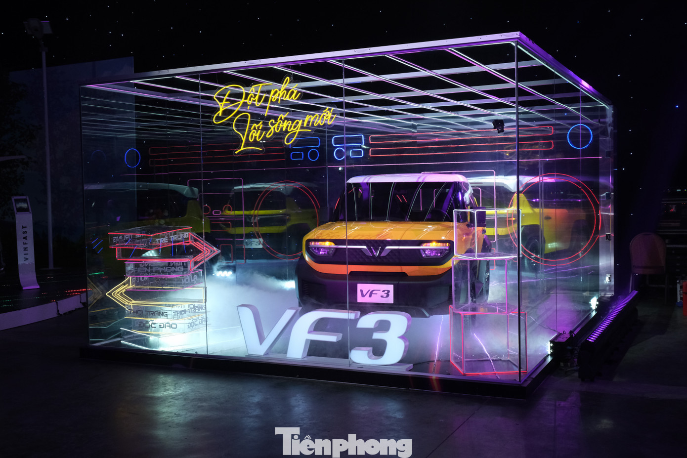 Nổi bật tại triển lãm là màn ra mắt toàn cầu chiếc xe điện mini VinFast VF 3.