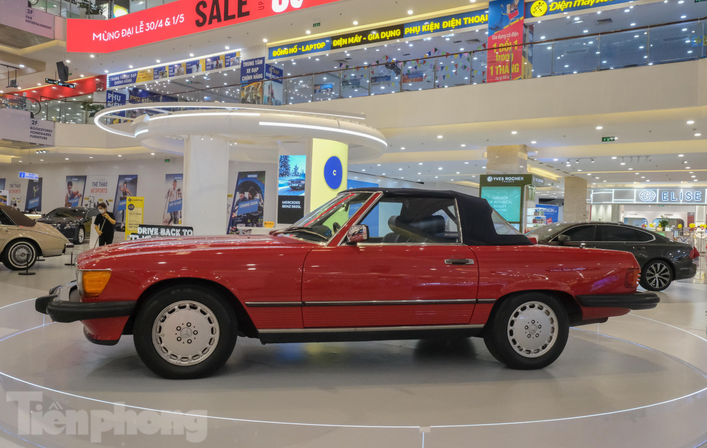 Một mẫu xe nổi bật khác trong bộ sưu tập là Mercedes-Benz 560SL mui mềm. Chiếc xe này xuất xưởng năm 1984. 560SL ra mắt với vai trò đại diện cho dòng xe thể thao SL (Sport Lightweight) của nhà sản xuất Đức. Tổng cộng, đã có hơn 49.000 chiếc được bán ra trên toàn thế giới từ năm 1986 đến năm 1989.