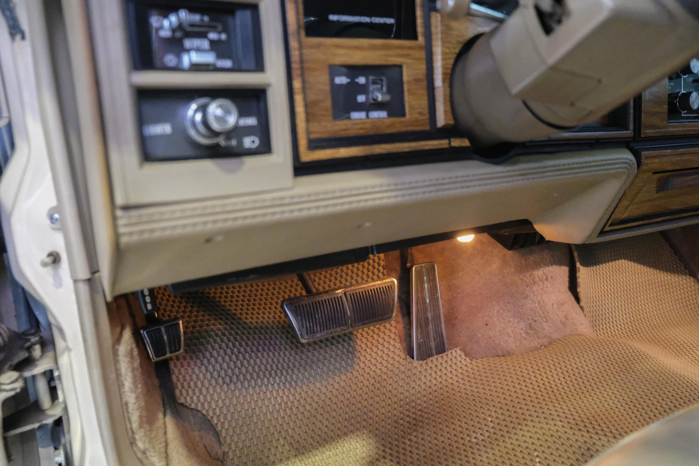 Phần phanh tay của xe được chuyển đổi thành bàn đạp ở phía bên trái.