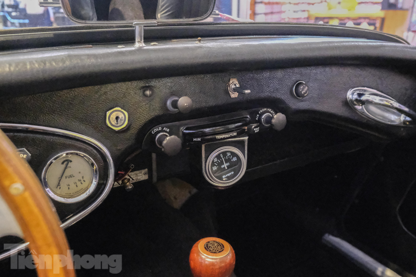 Xe được trang bị thêm đồng hồ đo nhiệt động cơ ở trung tâm bảng tap-lô.