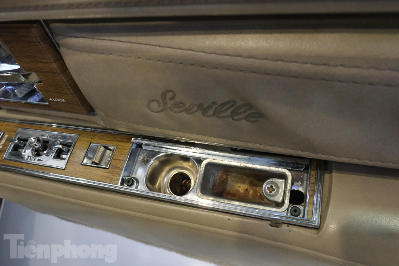 Để phục vụ giới thượng lưu vào những năm 80 thế kỷ trước, nhà sản xuất đã trang bị cho Seville máy đánh lửa và gạt tàn ở cả bốn cánh cửa.