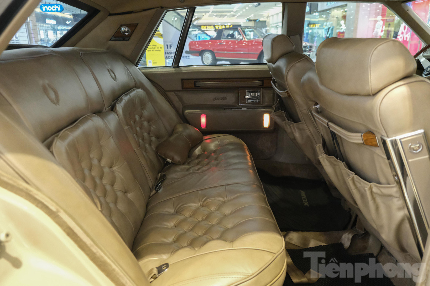 Khoang nội thất của xe được bao trùm bởi sự xa hoa với các bề mặt có chất liệu từ da cao cấp. Để tăng diện tích ngồi cho người lái và hành khách phía trước, khu vực điều khiển trung tâm giữa hai ghế ngồi đã được dịch chuyển hết lên bảng táp lô.