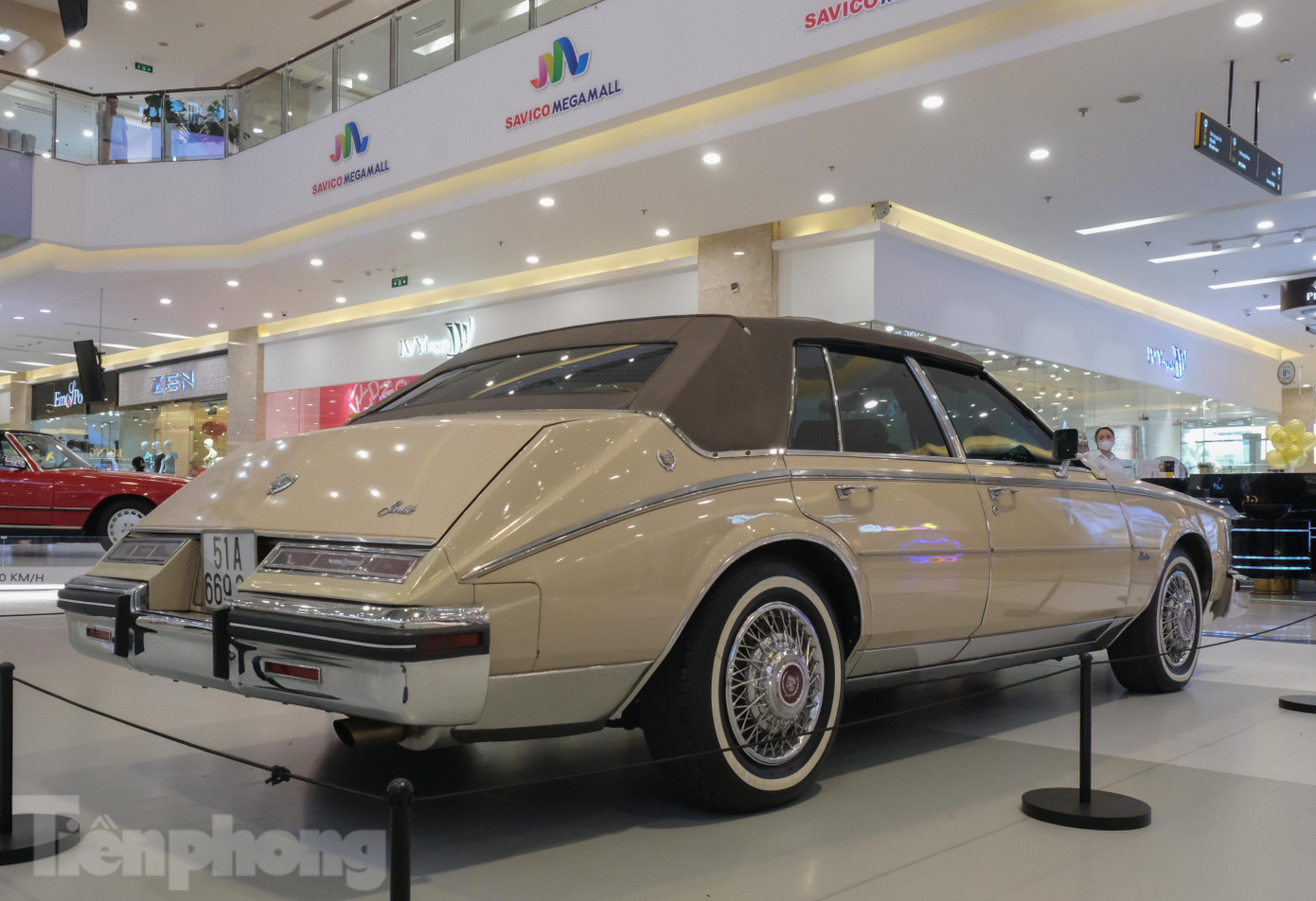 Tiếp đến là chiếc Cadilac Sevile sản xuất năm 1981 tại Mỹ. Dòng sản phẩm này được truyền cảm hứng từ sự thành công của các sedan hạng sang của châu Âu trong những năm 1970.