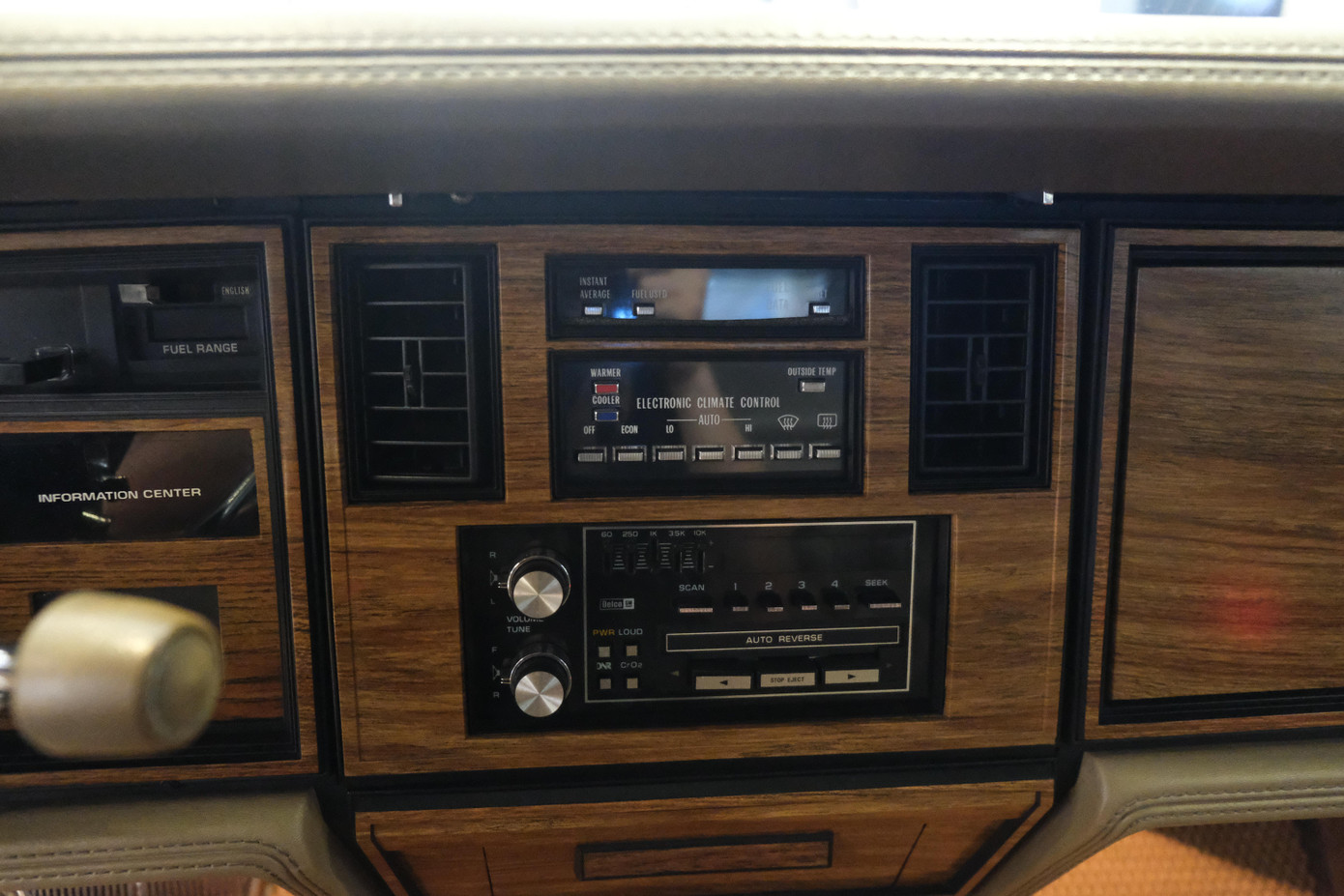 Bề mặt bảng táp lô được chế tạo từ gỗ cao cấp, đi kèm các hệ thống điều khiển hiện đại.