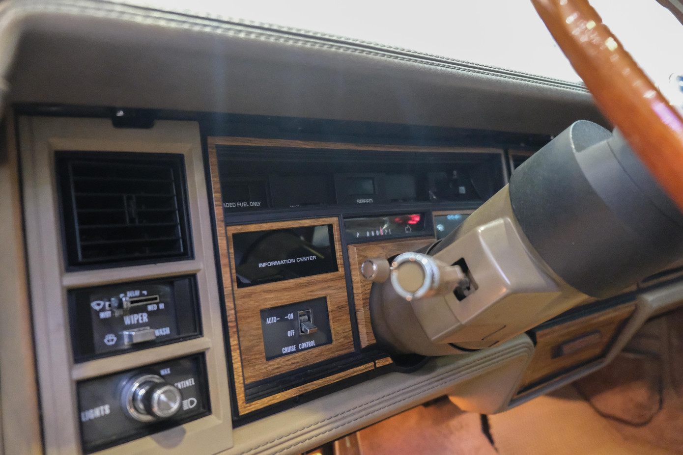 Dù đã được sản xuất hơn 30 năm, Seville đã được áp dụng công nghệ kiểm soát hành trình Cruise Control. Tính năng mà nhiều xe hiện đại ngày nay vẫn chưa được trang bị.