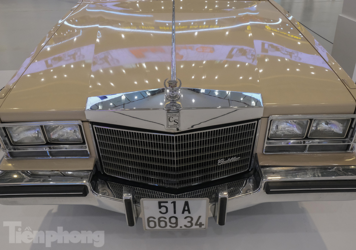 Phần đầu xe được thiết kế vuông vức.