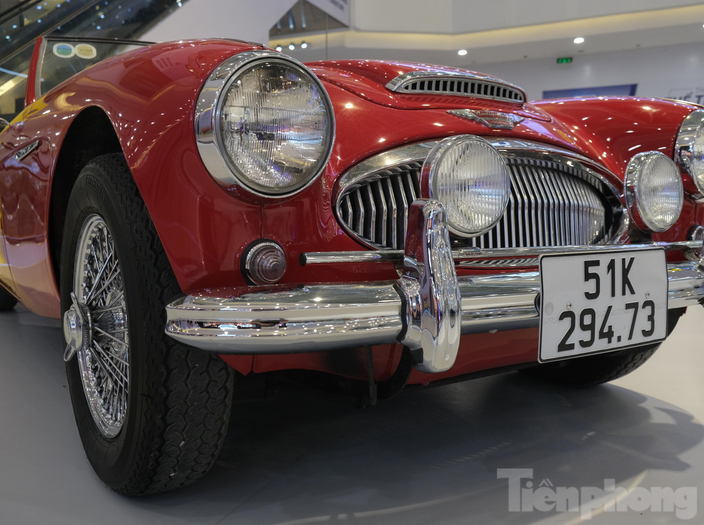 Sau đó, Healey tiếp tục hợp tác với Austin Motors để sáng tạo ra Austin-Healey 3000. Chiếc xe được định dạng là một sản phẩm hiệu suất cao, nhưng vẫn giữ được nét thiết kể cổ điển, lịch lãm.