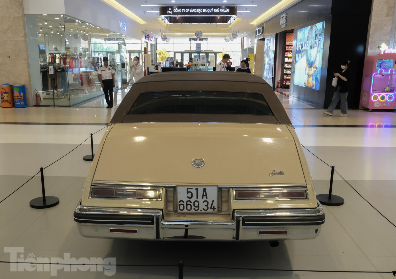 Cadilac là thương hiệu hạng sang thuộc tập đoàn General Motors. Vào lúc bấy giờ, nhà sản xuất muốn tung ra một chiếc sedan nhỏ gọn, đảm bảo tính thoải mái, xa xỉ và tiết kiệm nhiên liệu.