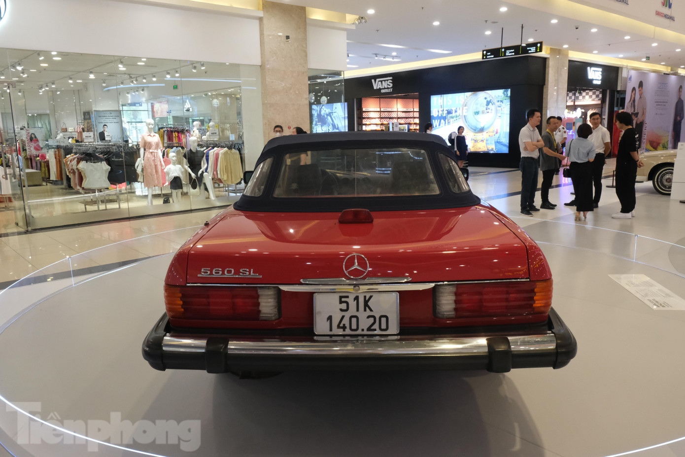 Mercedes-Benz 560SL được trang bị động cơ xăng V8, dung tích 5.5 lít, giúp nó đạt tốc độ tối đa 225 km/h.