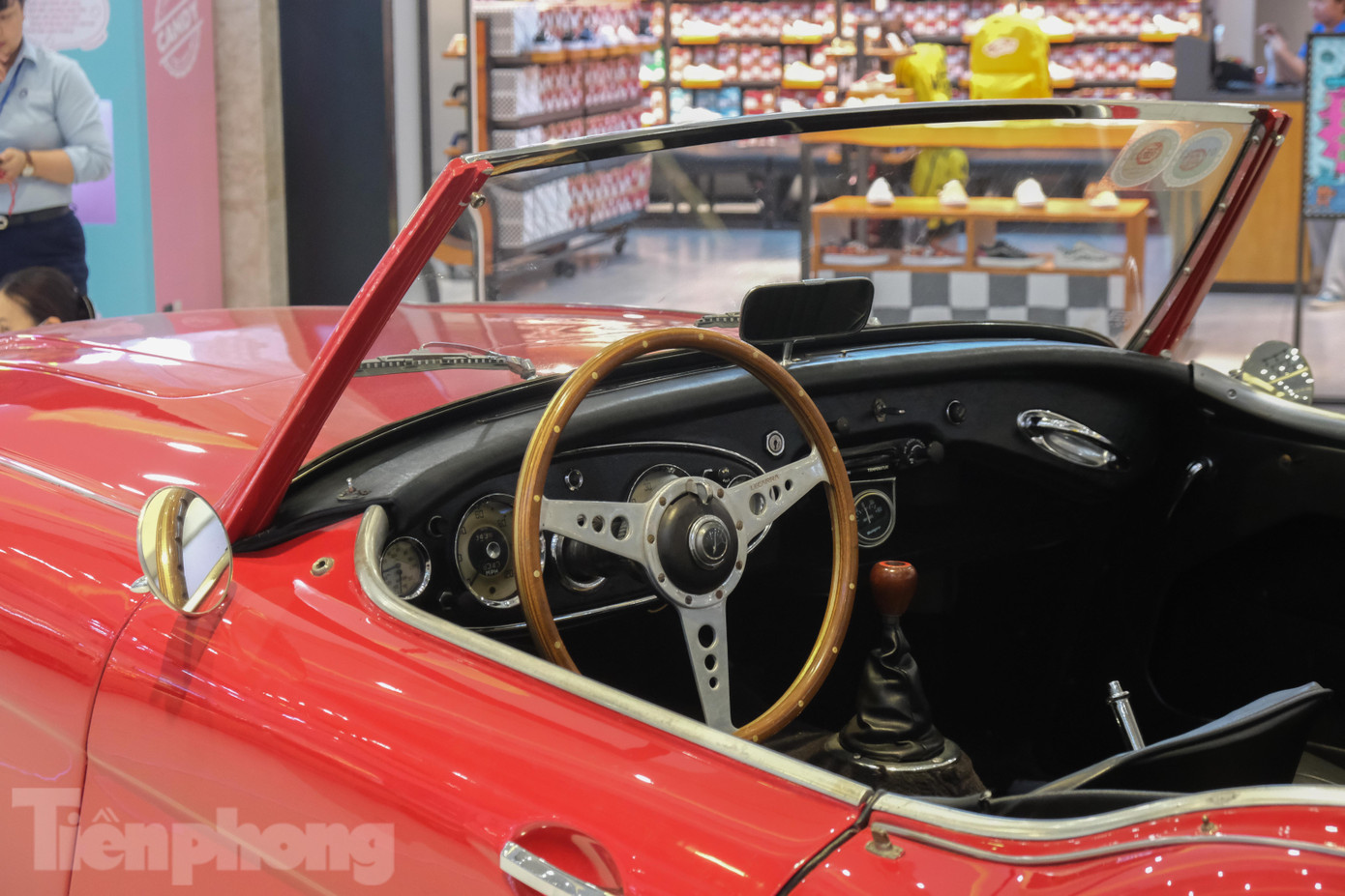Điểm nổi bật của nét thiết kế cổ điển nằm ở phần vô lăng gỗ cao cấp.