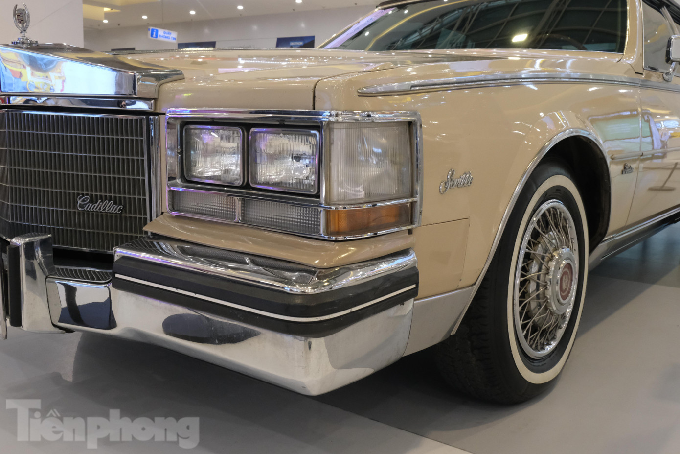 Mang phong cách "cơ bắp" của những sản phẩm đến từ Mỹ, Cadillac Seville thế hệ thứ hai đang được trưng bày sử dụng động cơ V8, dung tích 5.7 lít, đạt hiệu suất 170 mã lực và vận tốc tối đa 185 km/h.