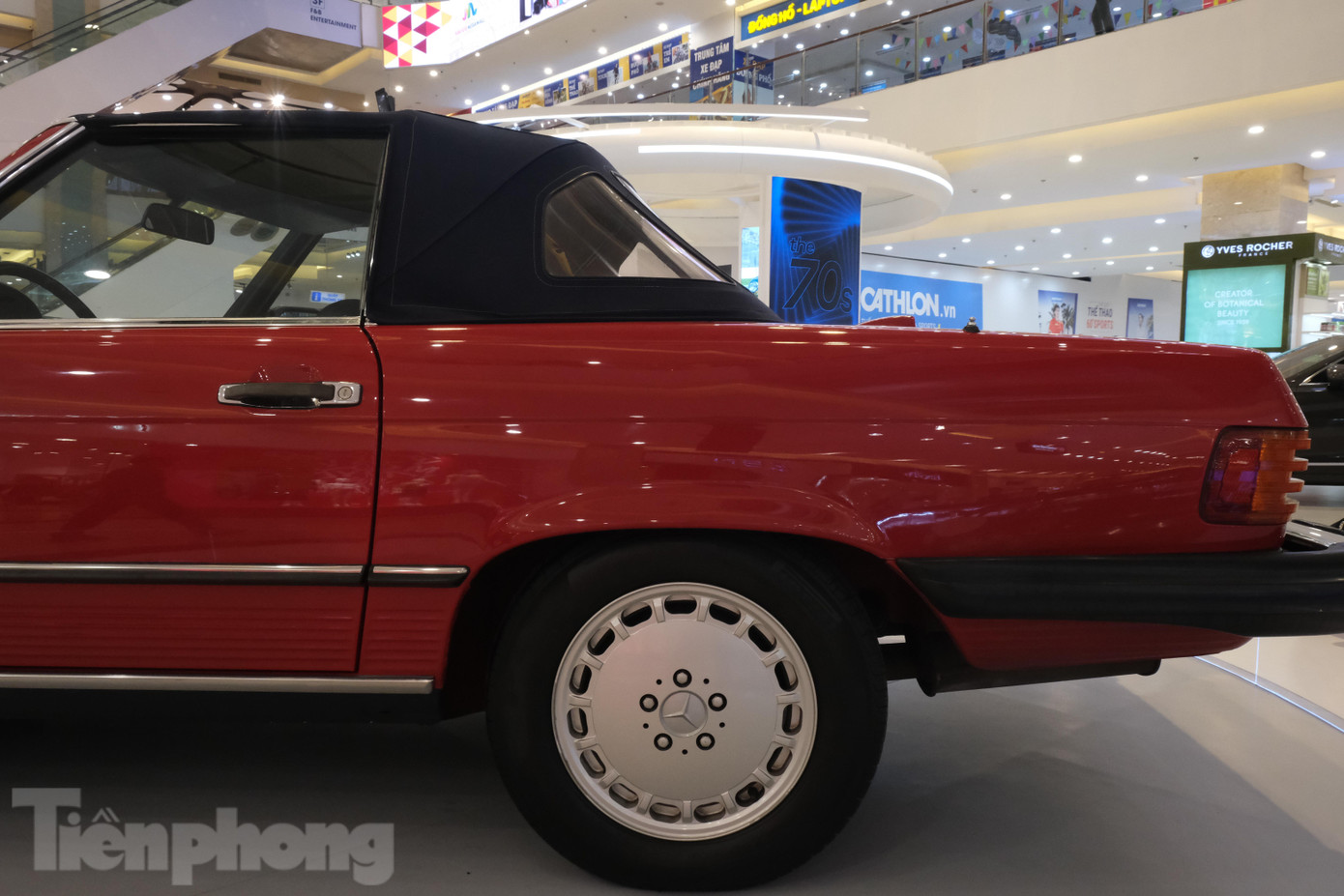 560SL được đánh giá đạt mức đỉnh cao kỹ thuật của công nghiệp ô tô vào thời điểm lúc bấy giờ, với các tính năng thông minh mới nhất như hệ thống phun nhiên liệu điện tử và hộp số tự động bốn cấp.