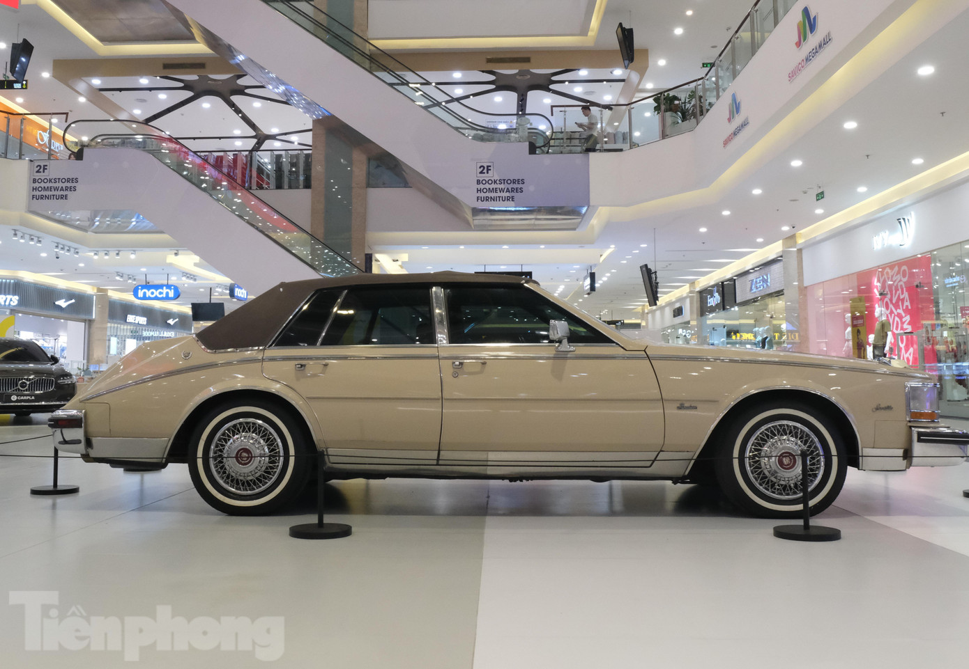 Đặc điểm nổi bật của chiếc Seville nằm ở những chi tiết cờ-rôm chạy khắp thân xe. Đuôi xe được vát xuống, tạo sự khác biệt với những đối thủ cùng phân khúc vào thời điểm xe mới ra mắt. Seville cũng là chiếc ô tô đầu tiên của Mỹ sử dụng máy tính (trip computer) để tính toán nhiên liệu, quãng đường đã đi và thống kê các chỉ số liên quan khác.