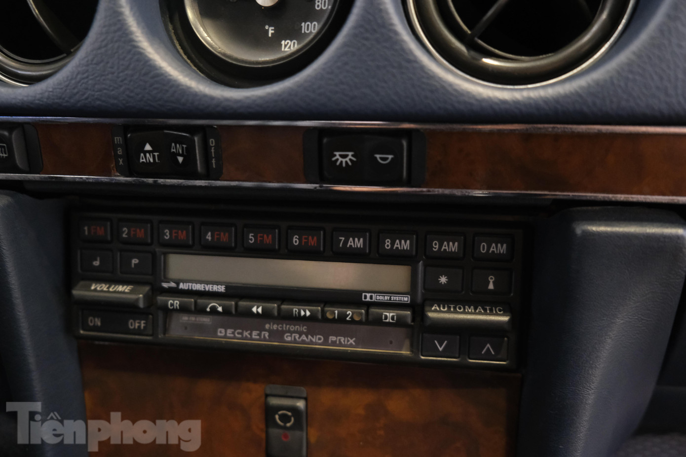 Hệ thống thông tin giải trí của chiếc 560SL được áp dụng nhiều công nghệ hiện đại vào thời điểm mới ra mắt.