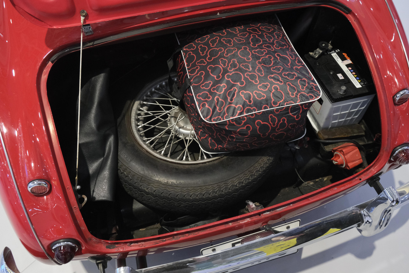 Dù có kích thước nhỏ gọn, phía sau xe vẫn có phần cốp rộng rãi, chứa thêm lốp dự phòng và bộ phận cải thiện hiệu suất.