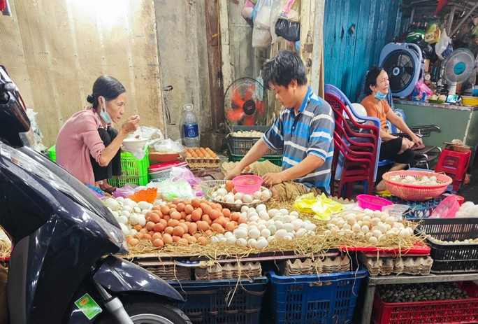 Trứng gà ta giá rẻ gây ngạc nhiên cho cả người kinh doanh.