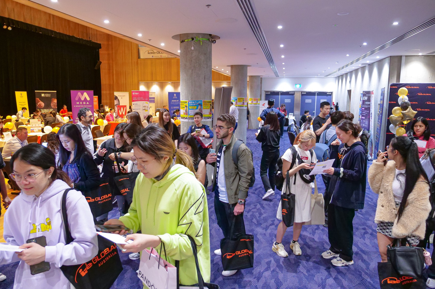 Các sinh viên đi du học luôn nhận được sự quan tâm hết mực từ iae GLOBAL. Các sinh viên đi du học luôn nhận được sự quan tâm hết mực từ iae GLOBAL.