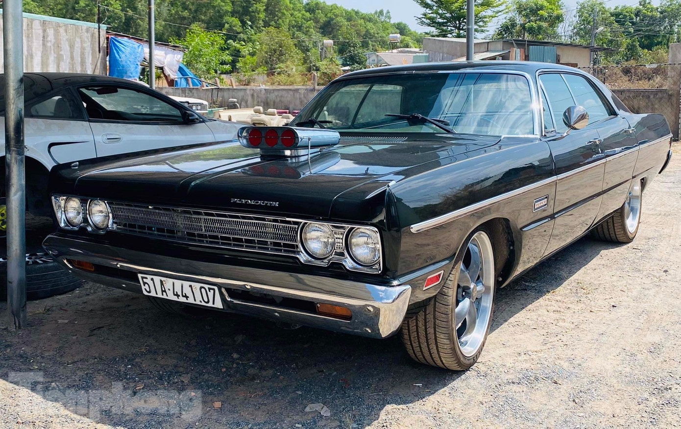 Mặt trước tạo sự hầm hố với bộ khuếch tán trên mui xe.