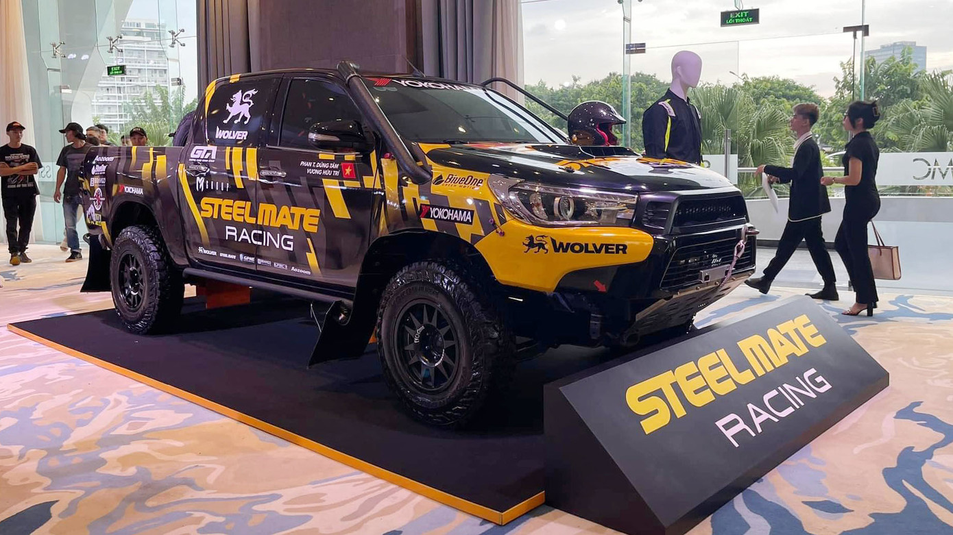 Toyota Hilux 20215 được tùy chỉnh theo tiêu chuẩn của FIA. Toyota Hilux 20215 được tùy chỉnh theo tiêu chuẩn của FIA.