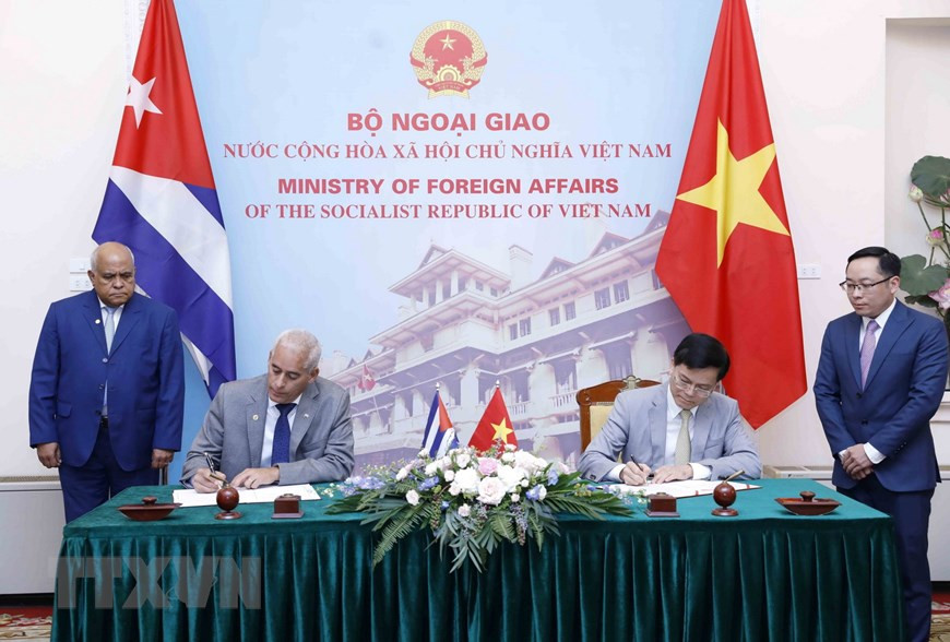 Thứ trưởng Bộ Ngoại giao Việt Nam Hà Kim Ngọc (phải) và Thứ trưởng thứ Nhất Bộ Ngoại giao Cuba Gerardo Penalver Portal ký kết Kế hoạch Tham khảo chính trị giữa Bộ Ngoại giao 2 nước giai đoạn 2023-2025 tại Phiên tham khảo Chính trị cấp Thứ trưởng Ngoại giao Việt Nam-Cuba lần thứ VII. (Ảnh: An Đăng/TTXVN).