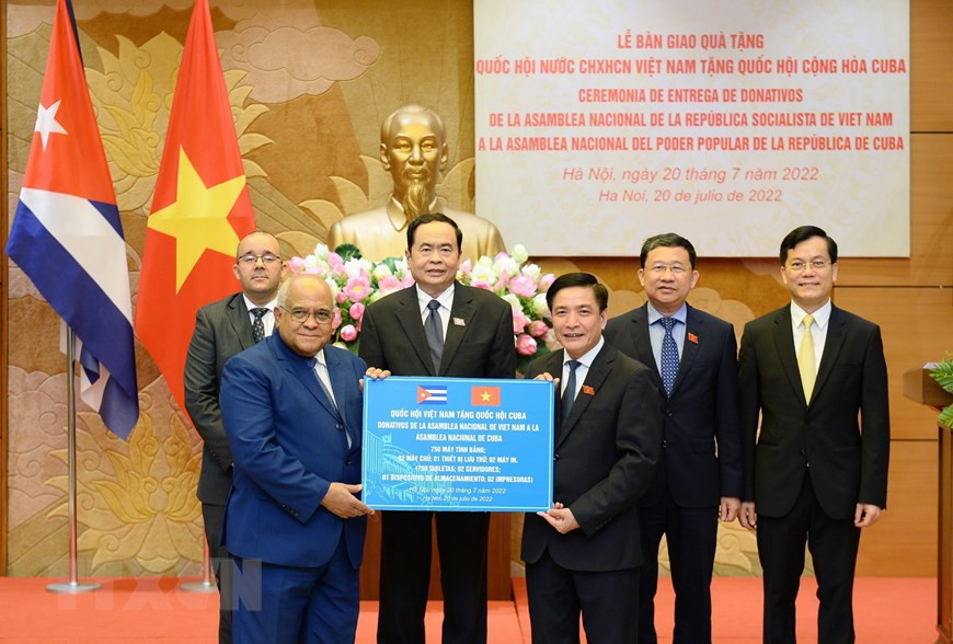 Tổng Thư ký Quốc hội kiêm Chủ nhiệm Văn phòng Quốc hội Bùi Văn Cường trao bảng tượng trưng cho Đại sứ đặc mệnh toàn quyền Cộng hòa Cuba tại Việt Nam Orlando Nicolás Hernández (2022). (Ảnh: Minh Đức/TTXVN).