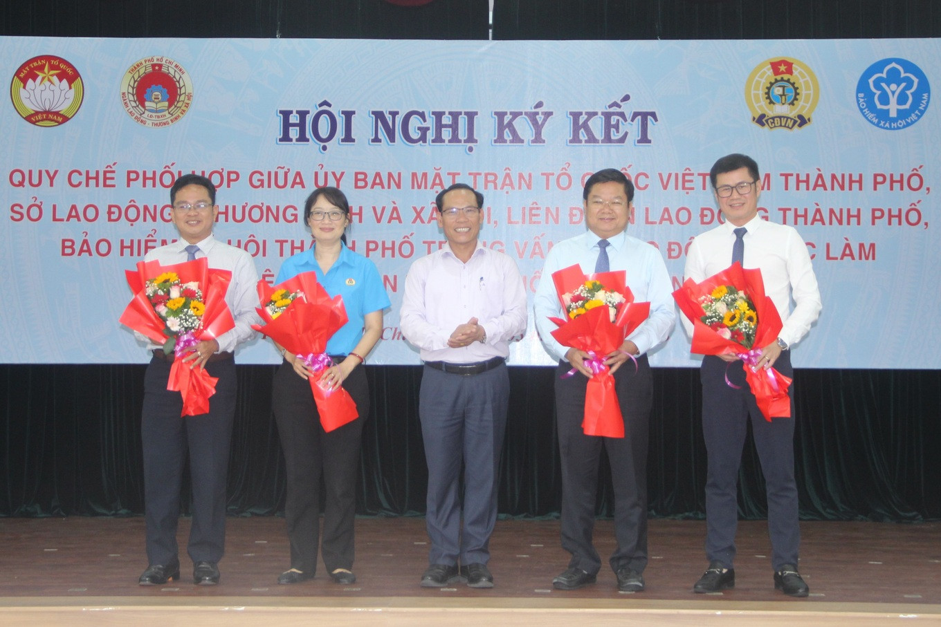 Ông Phạm Anh Thắng (đứng giữa), Phó Chánh Văn phòng Bộ LĐ-TB&XH, chúc mừng 4 đơn vị tham gia lễ ký kết. Ông Phạm Anh Thắng (đứng giữa), Phó Chánh Văn phòng Bộ LĐ-TB&XH, chúc mừng 4 đơn vị tham gia lễ ký kết.