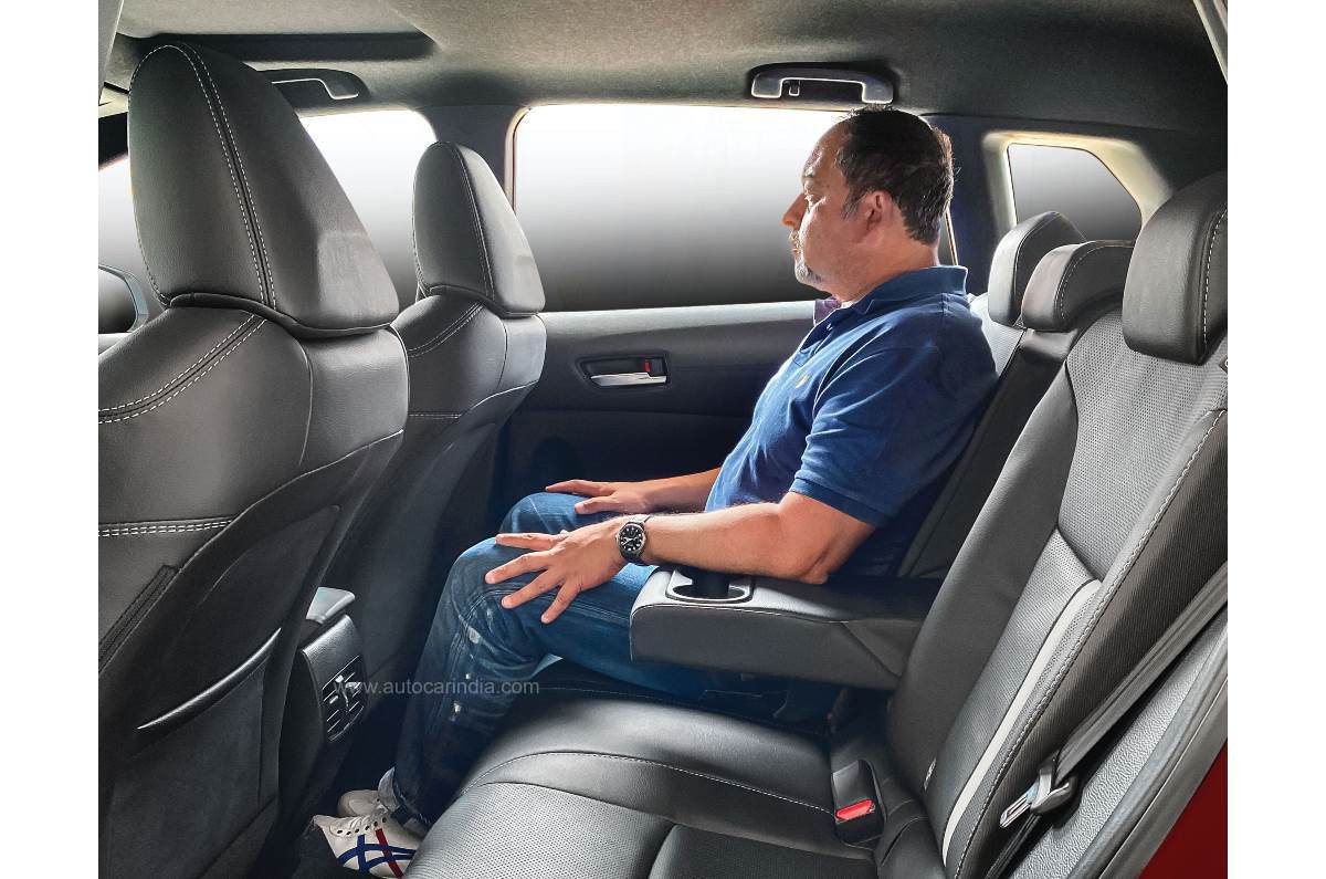 Phần ghế phía sau có thể gập phẳng để tăng khả năng chứa hàng.