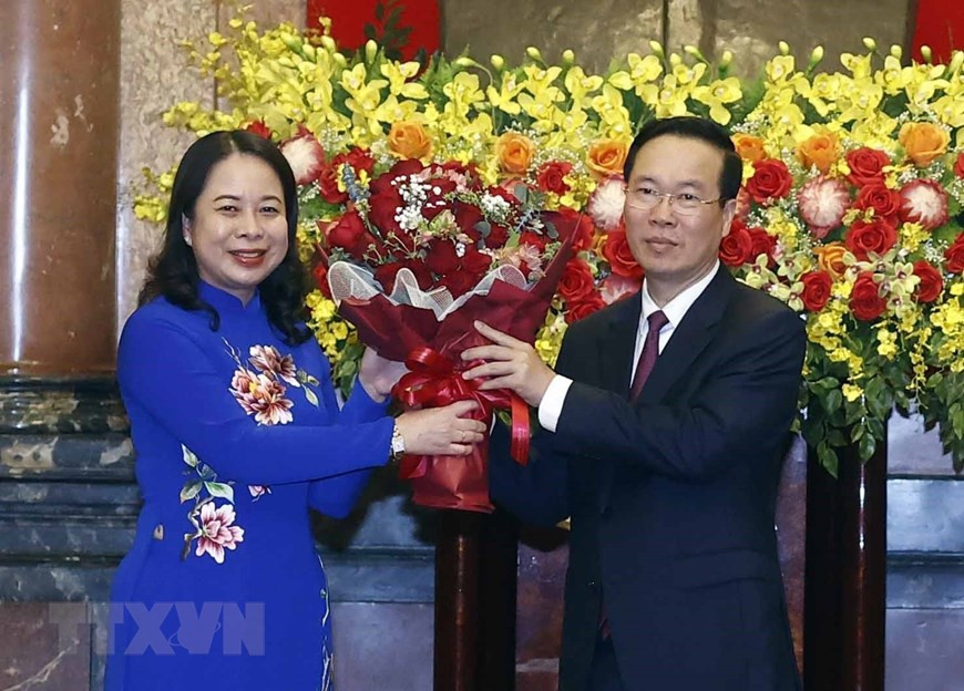 Phó Chủ tịch nước Võ Thị Ánh Xuân tặng hoa Chủ tịch nước Võ Văn Thưởng. Ảnh: TTXVN Phó Chủ tịch nước Võ Thị Ánh Xuân tặng hoa Chủ tịch nước Võ Văn Thưởng. Ảnh: TTXVN