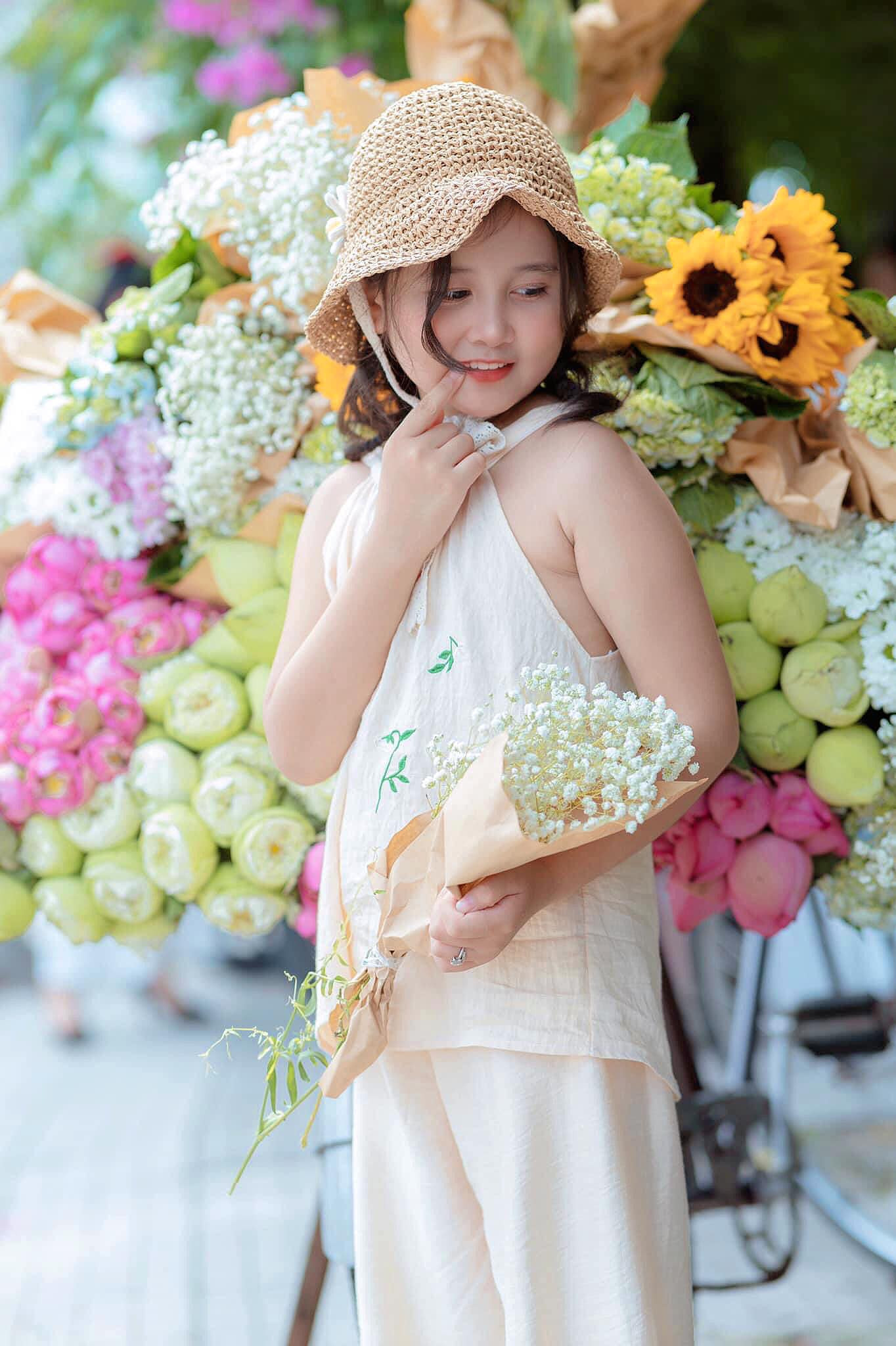 Theo đó, mỗi ngày, xe hoa của chị Soa có từ 5 đến 6 loại hoa khác nhau, chủ đạo là hoa sen (Ảnh: Nguyễn Soa).