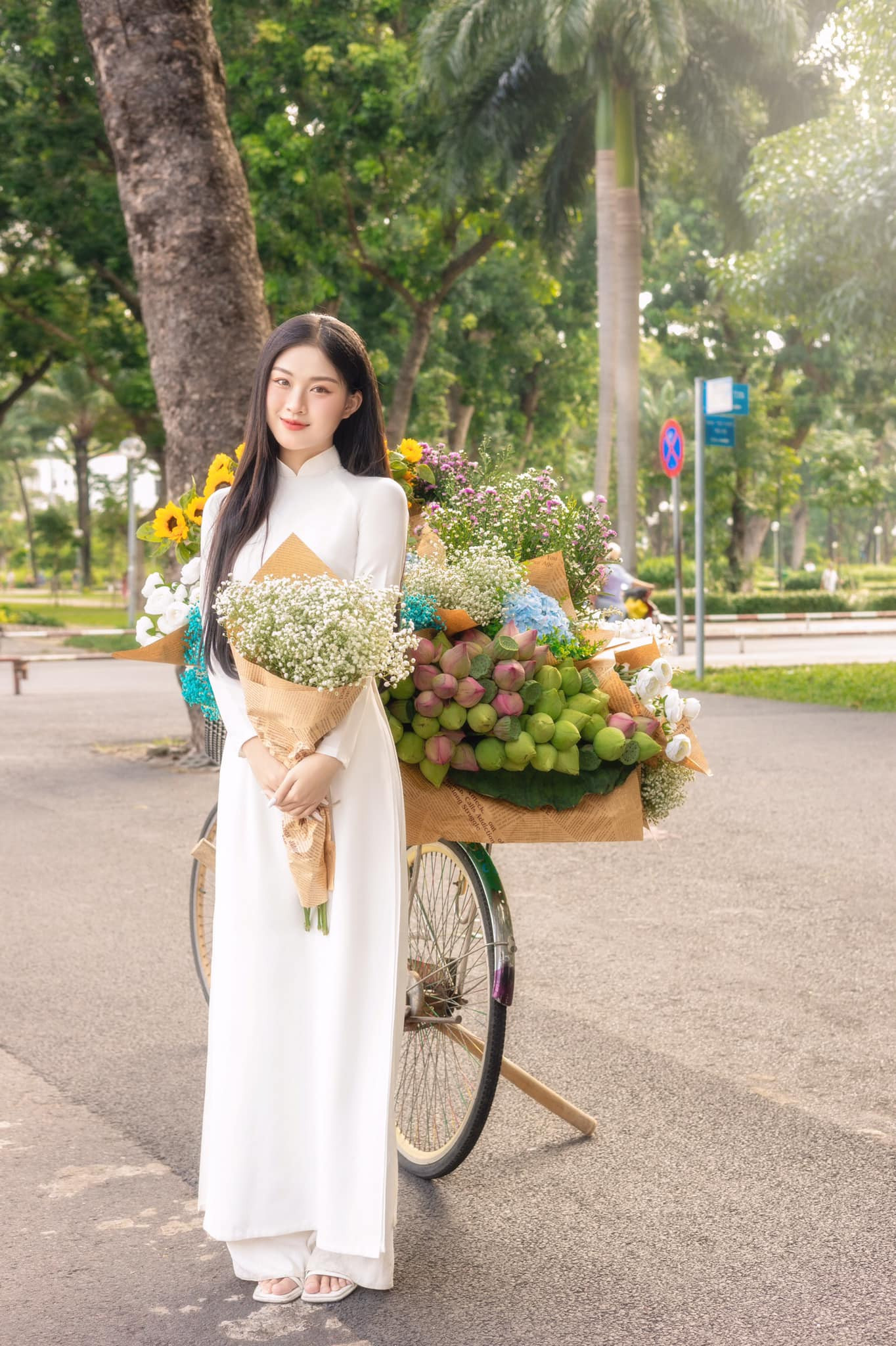 Ngọc Thảo trong trẻo trong bộ ảnh check-in xe hoa mùa thu (Ảnh: NVCC).