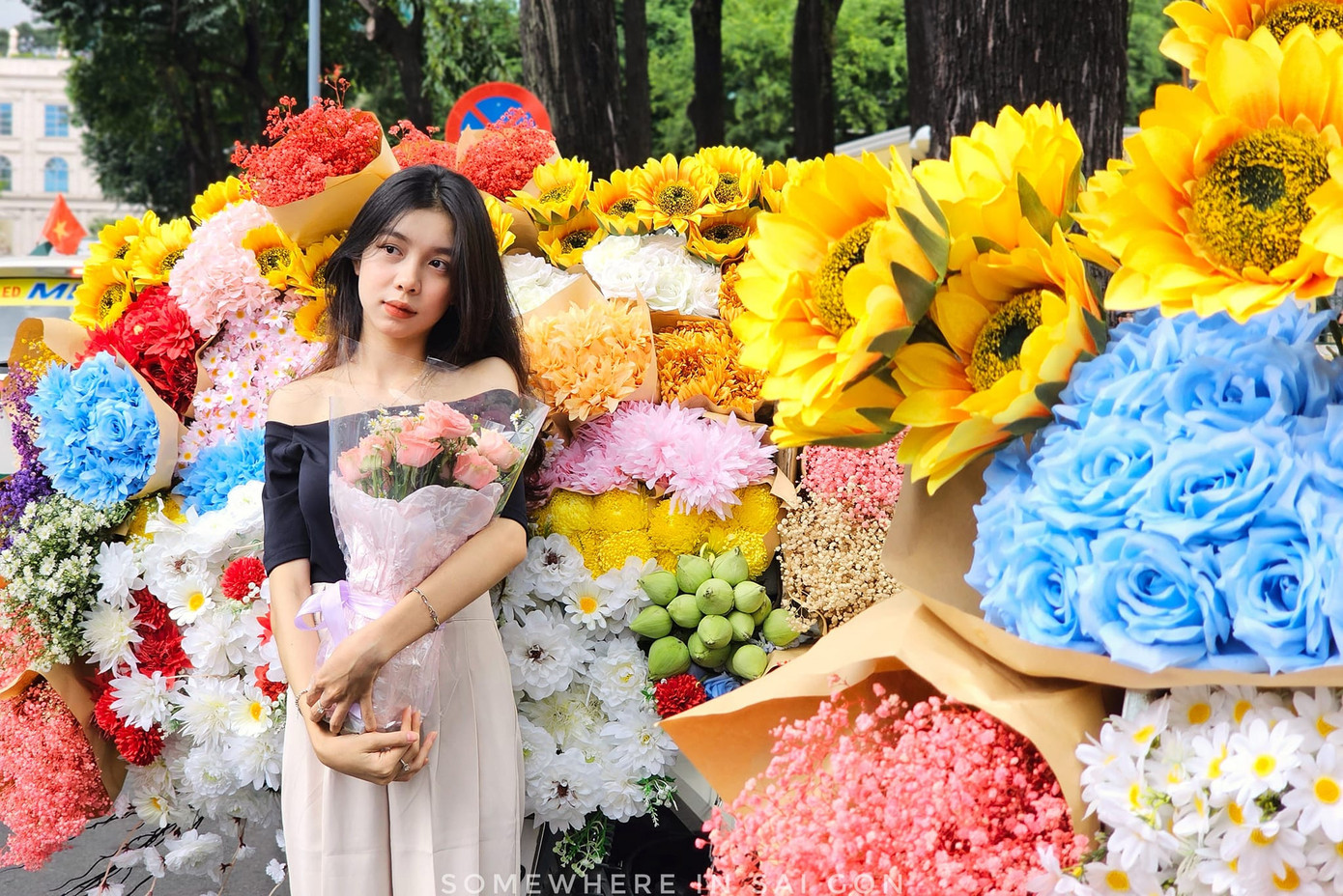 Những xe hoa nhanh chóng thu hút du khách trẻ tìm tới check-in (Ảnh: Phạm Thế Hiển).