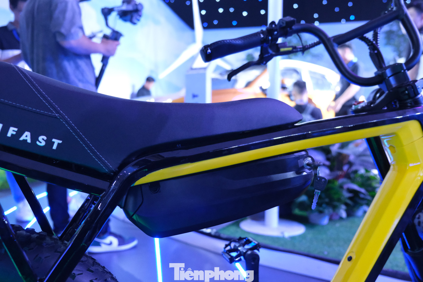 Ổ cắm sạc, khởi động, pin của mẫu xe này nằm ngay dưới phần yên. Điều này giúp nó có phần tay lái nhỏ gọn, tăng khả năng xử lý nhạy bén.