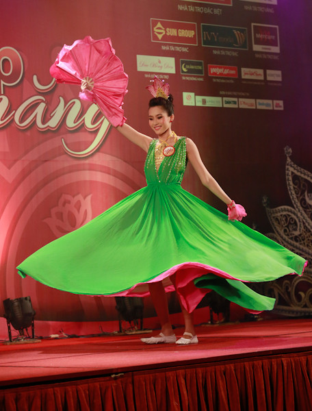 Đặng Thu Thảo, tiết mục múa sen.