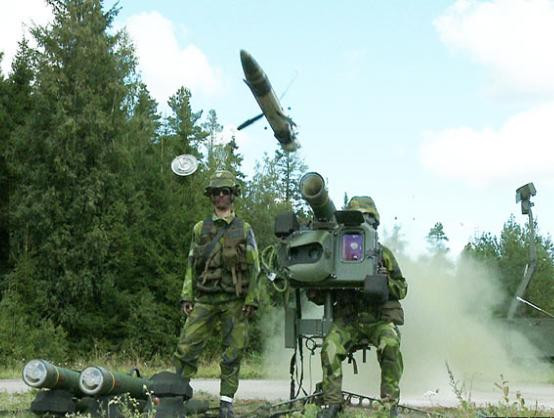 Theo đó, RBS-70 khóa mục tiêu với tổ hợp ngắm, hơn nữa laser chỉ bật lên sau khi phóng tên lửa, nên hầu như không để mục tiêu có thời gian cơ động phòng tránh. Khí tài ảnh nhiệt cho phép phát hiện và nhận dạng mục tiêu ở cự ly xa