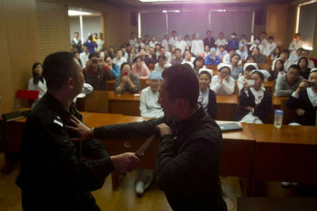 Các bác sĩ, y tá chăm chú theo dõi