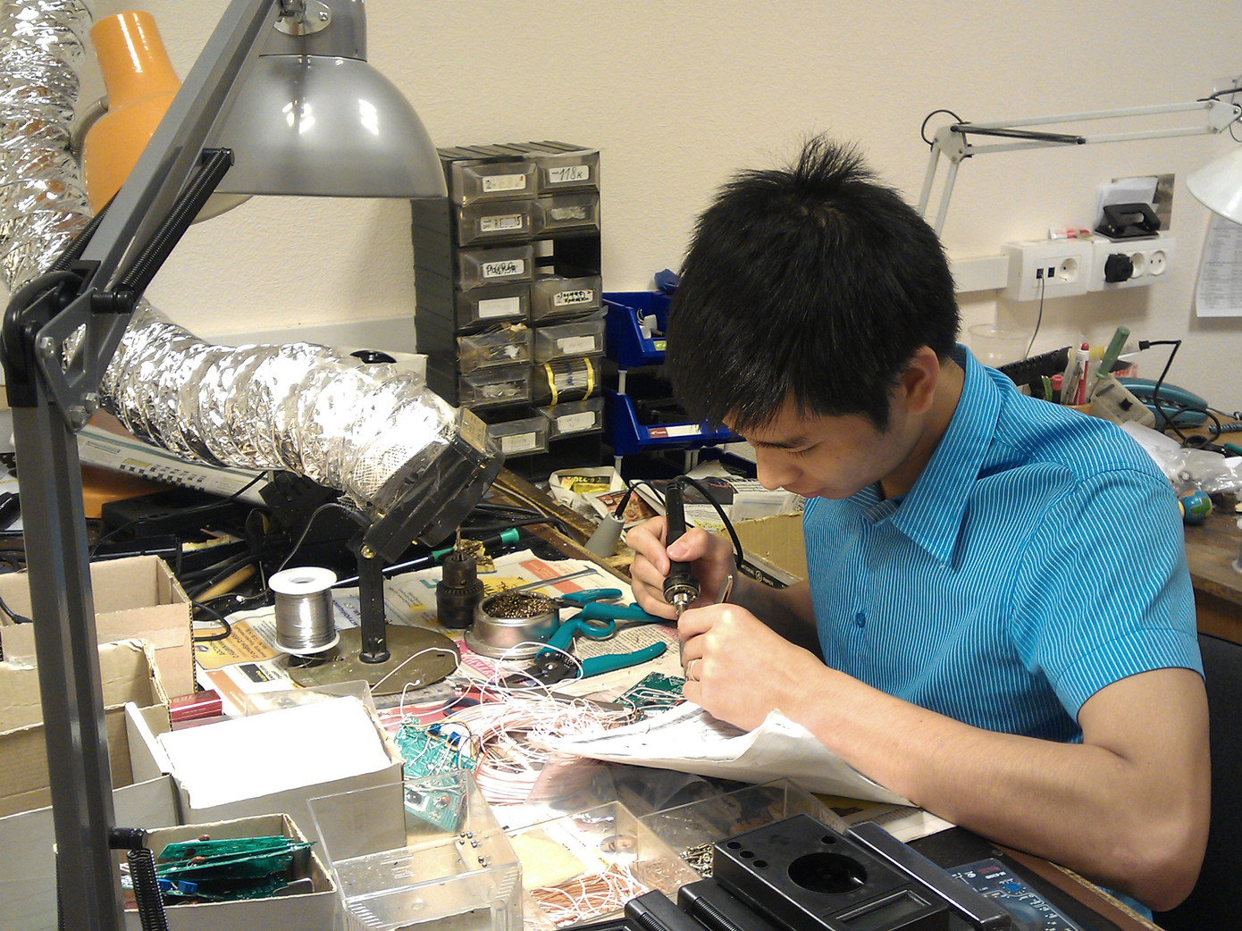 Hoàng Trung Long, lưu học sinh trường ITMO - Xanhpetecbua - đang hàn mạch điện tử 