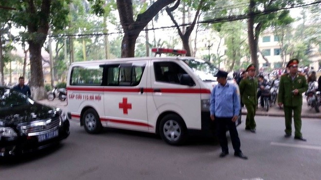 Đám cháy thu hút rất nhiều người qua đường dừng lại xem, gây ra cảnh ách tắc 