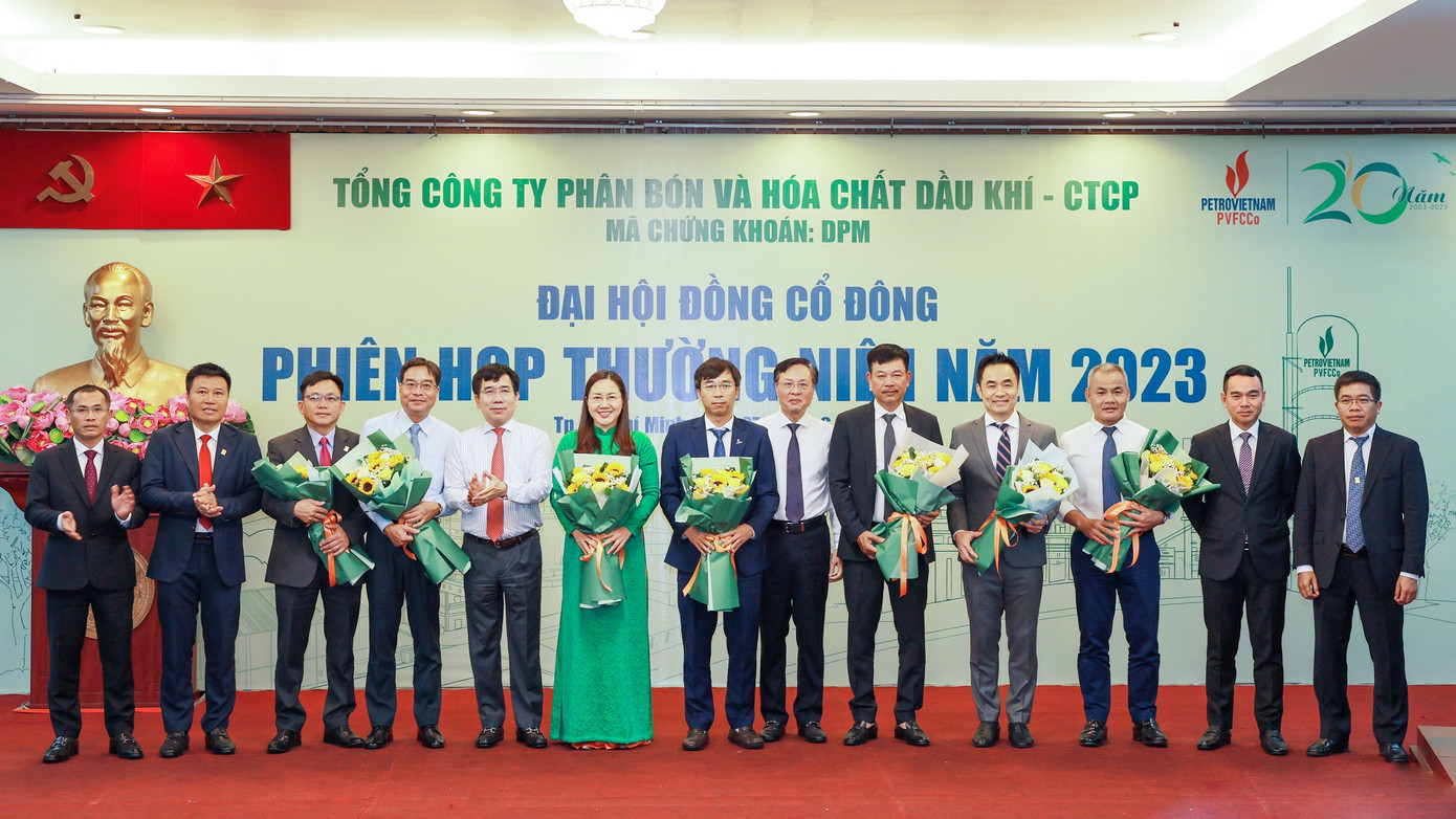 Tặng hoa chúc mừng các thành viên HĐQT và BKS trúng cử nhiệm kỳ mới và tri ân các thành viên HĐQT và BKS thôi nhiệm vụ Tặng hoa chúc mừng các thành viên HĐQT và BKS trúng cử nhiệm kỳ mới và tri ân các thành viên HĐQT và BKS thôi nhiệm vụ