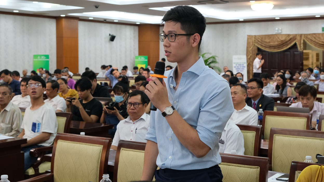 Các cổ đông phát biểu ý kiến trong phiên thảo luận Các cổ đông phát biểu ý kiến trong phiên thảo luận