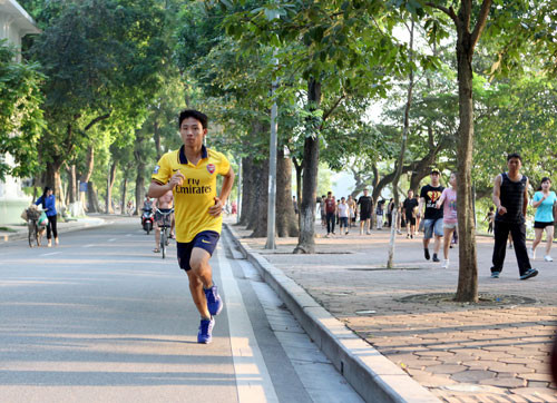 "Running man" Vũ Xuân Tiến lại chạy những bước chạy như hôm nào đuổi theo CLB Arsenal quanh hồ Gươm .