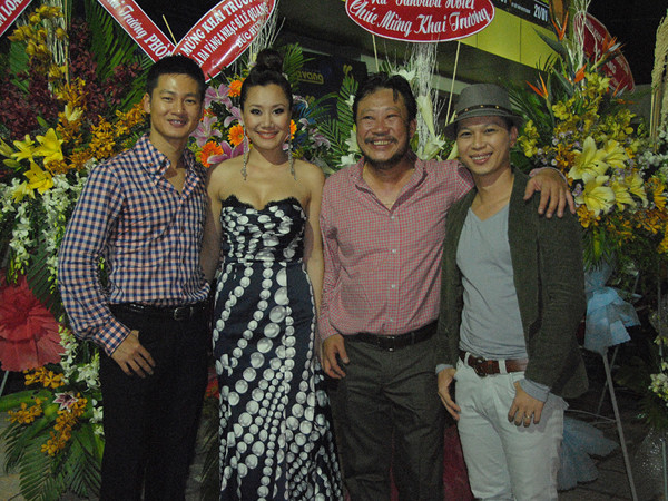 Đông đảo bạn bè, đồng nghiệp đã tới chúc mừng Lê Quang