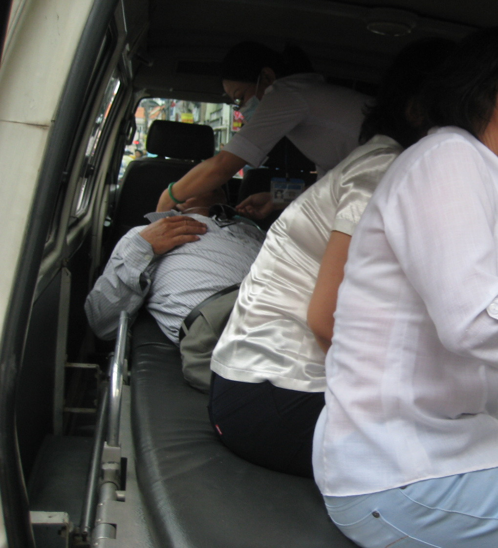 Người đàn ông là người nhà của bà Mỹ khi phát hiện sự việc đã ngất xỉu phải đưa đi cấp cứu - ảnh T.H.V